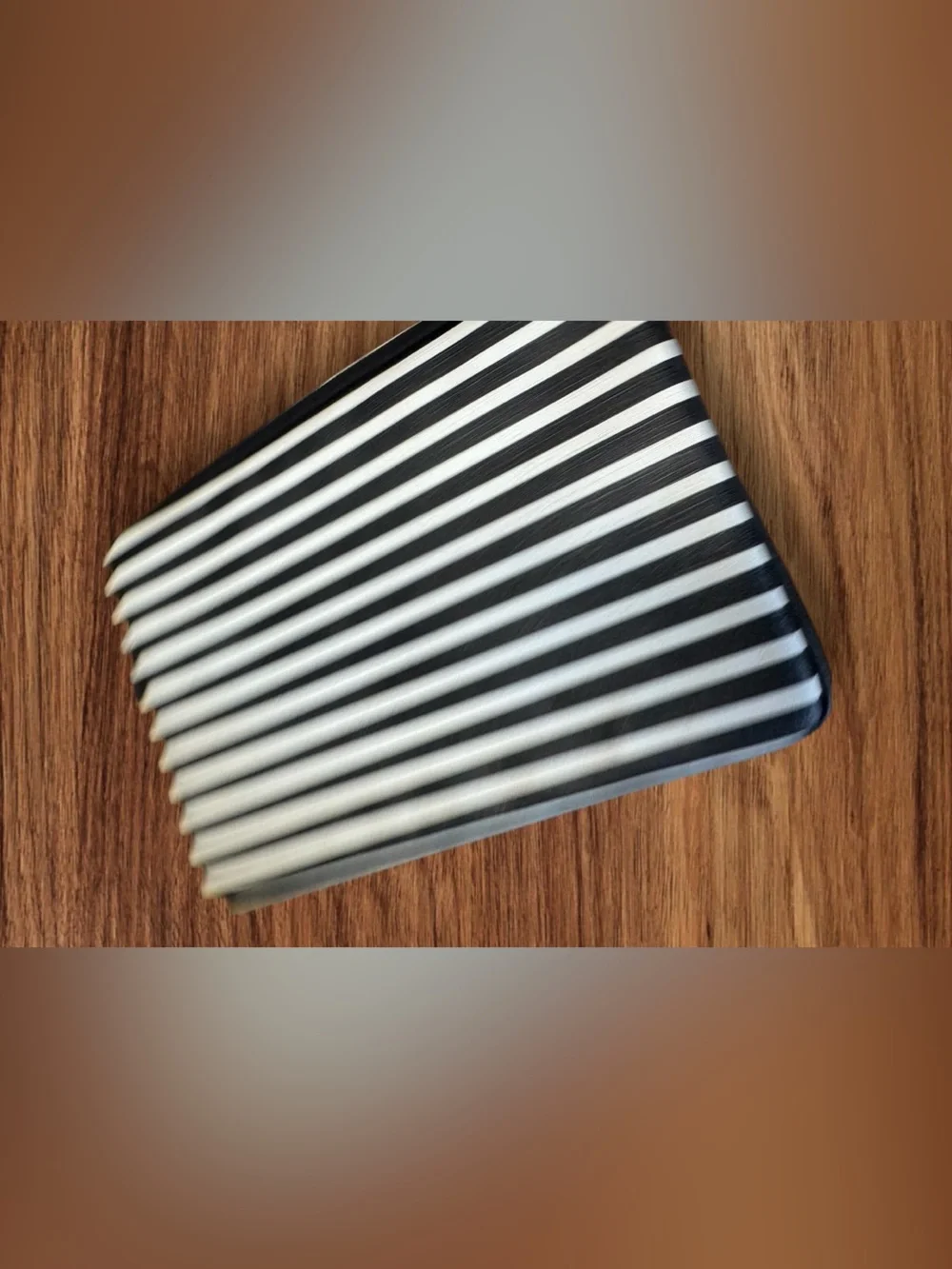 EUC KATE SPADE New York BW Striped Padded Zippered Laptop/Tablet/Notebook Cover